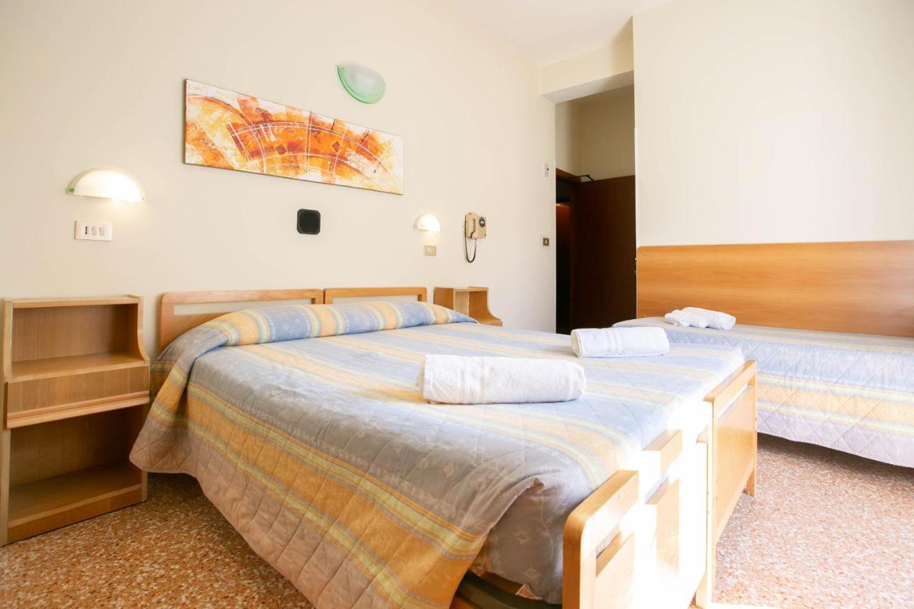 Hotel Ischia Rimini Bagian luar foto