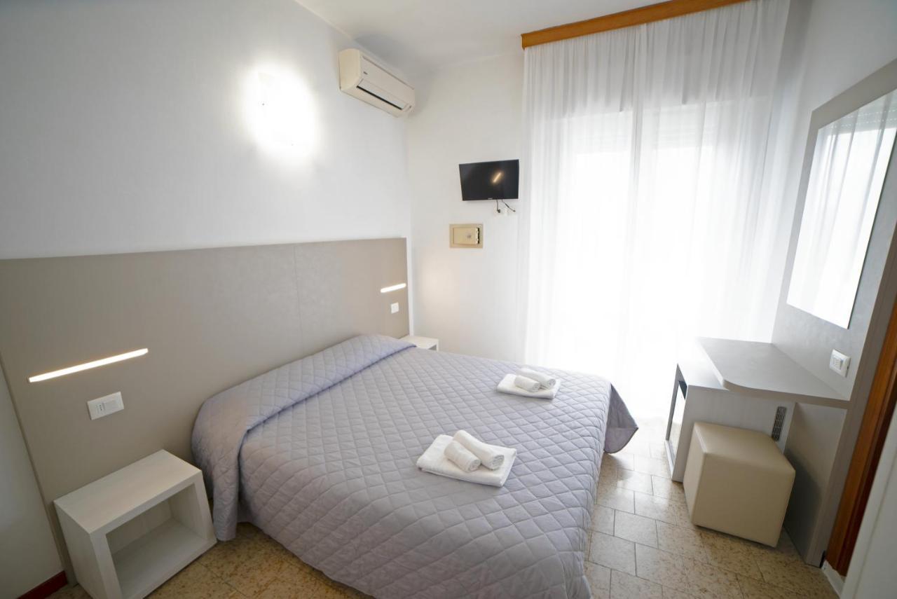 Hotel Ischia Rimini Bagian luar foto